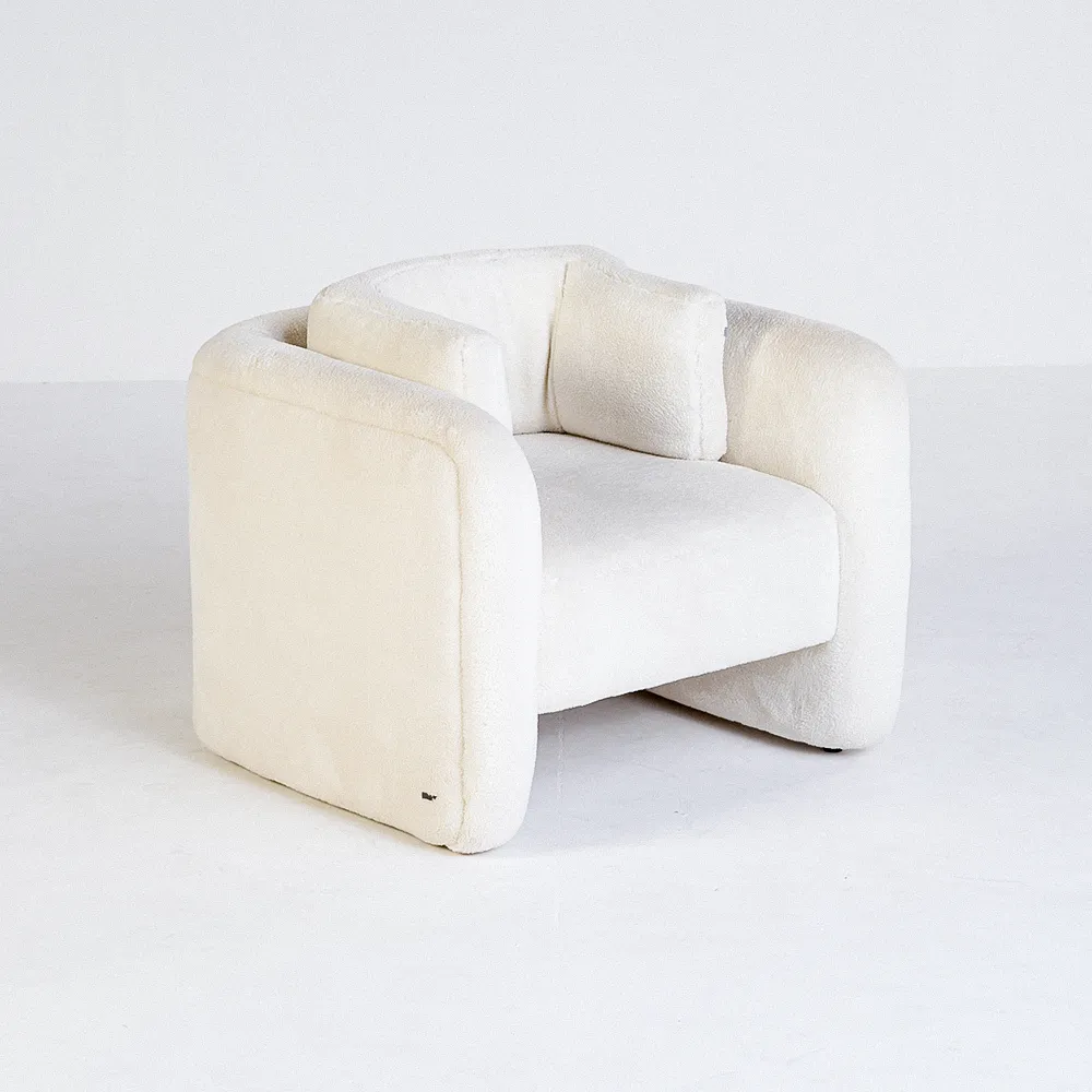 Poltrona Sorin Zeea de luxo alto padrao design moderno e minimalista para sala com pufe ambiente